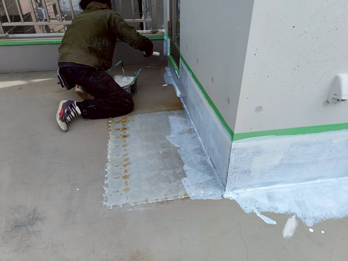 立ち上がり部分にプライマーを塗布